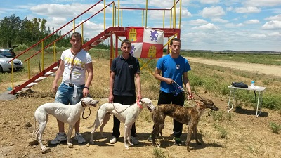 PODIUM CACHORROS 1FINITO DE DONHIERRO centro 2TAYSON derehca 3INDIA izquierda